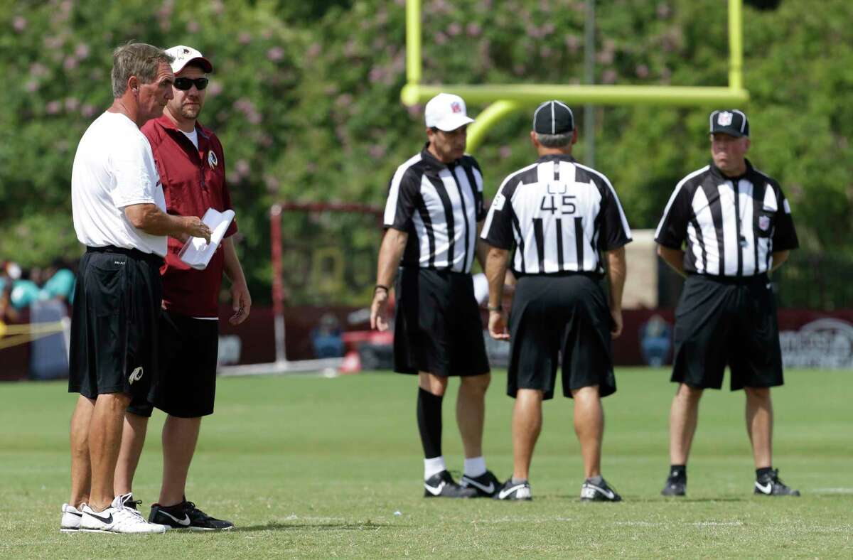 NFL referee Jeff Triplette *still* doesn't know the rules of football