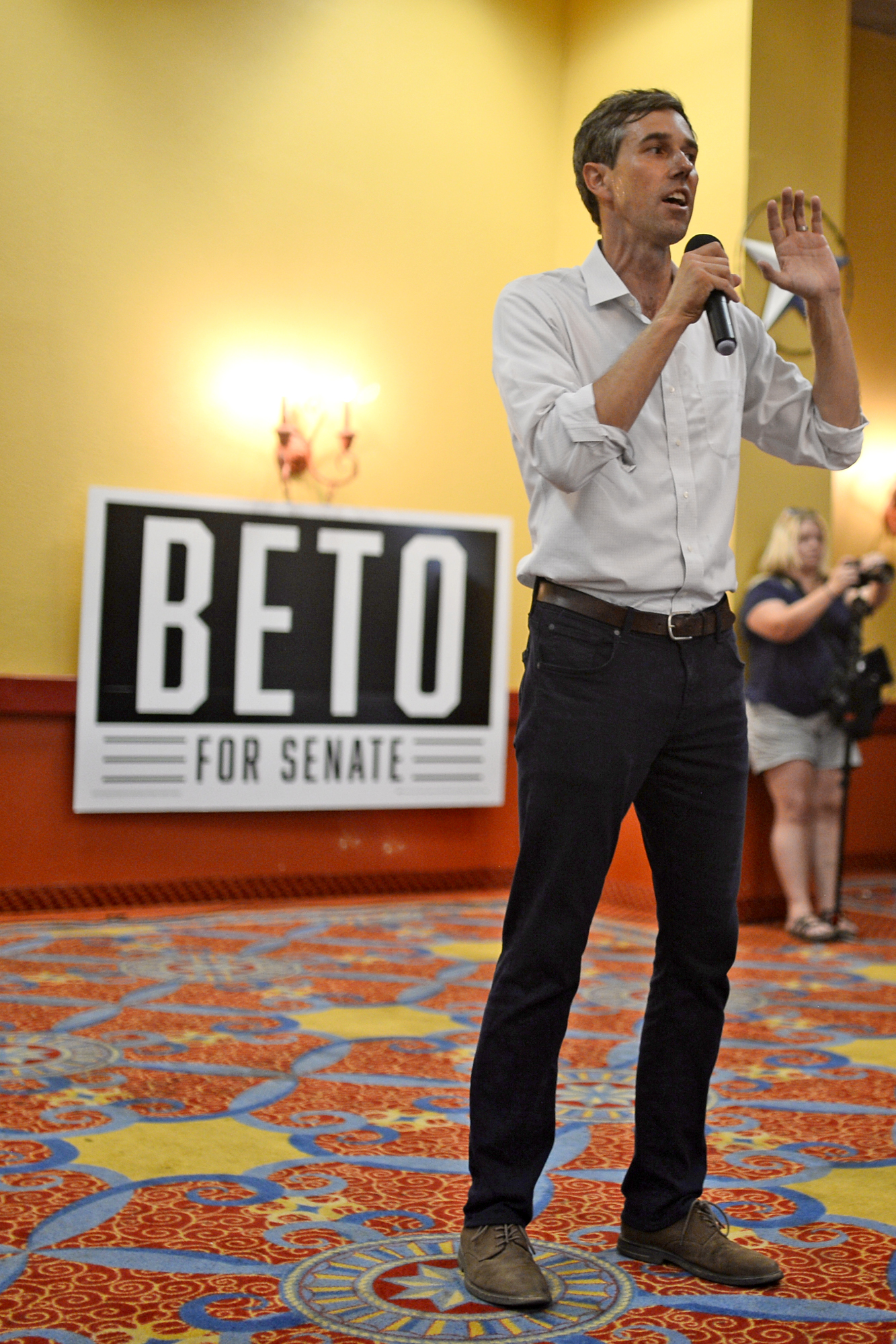 Why you see so many Beto O’Rourke yard signs, and so few for Ted Cruz
