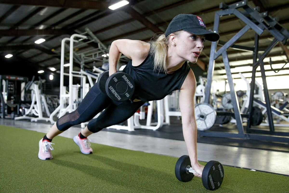 Fox 26 reporter Ivory Hecker does a push-up row as she works out at Alphalete Gym Thursday Aug. 30, 2018 in Stafford. (NOTE: Photos are from a 2018 Houston Chronicle story about Hecker focusing on her fitness)