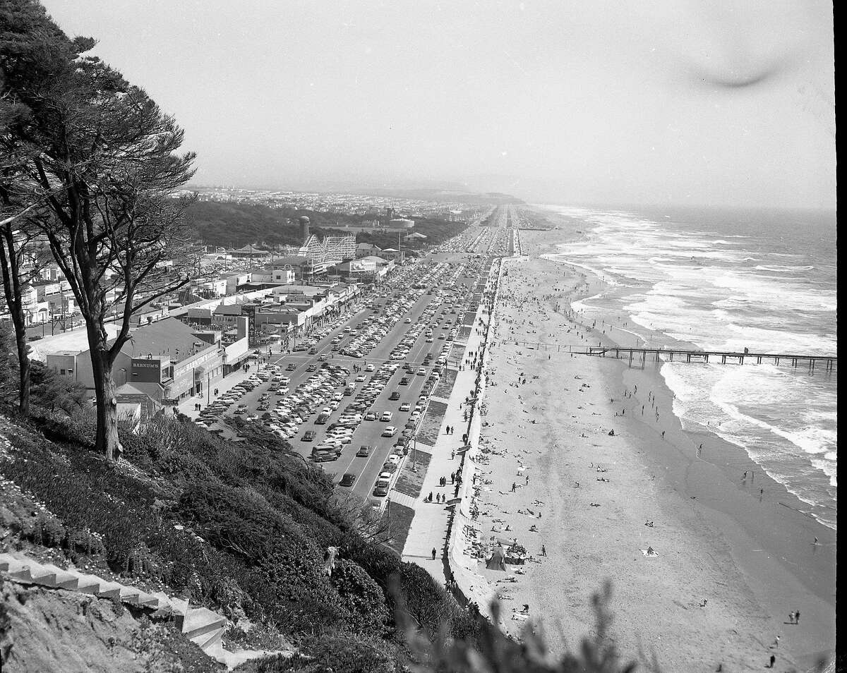 1953年温暖的10月7日。在海洋海滩，游泳者正在享受海滩。