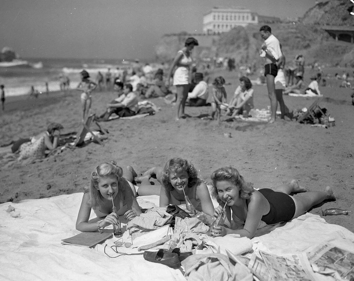 1943年温暖的一天。在海洋海滩，游泳者正在享受海滩。