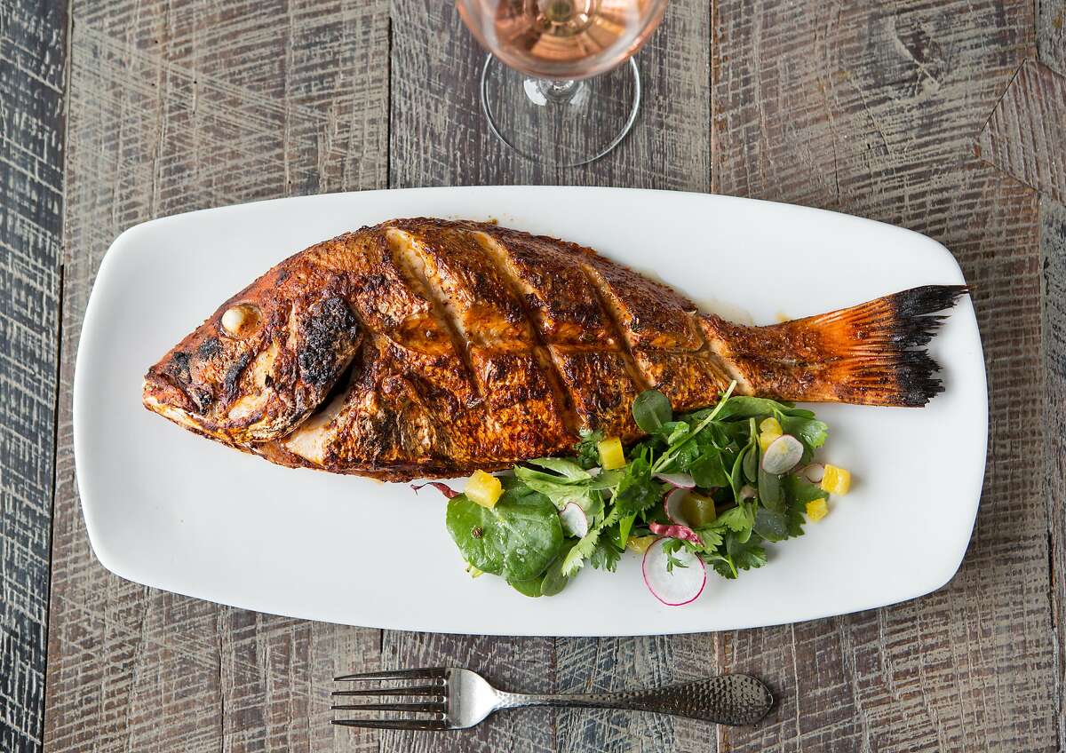 Pescado Horneado de Caracol, prise d'aujourd'hui, rôtie entière, photographiée, le mercredi 16 juillet 2014, à Houston.  (Nick de la Torre)