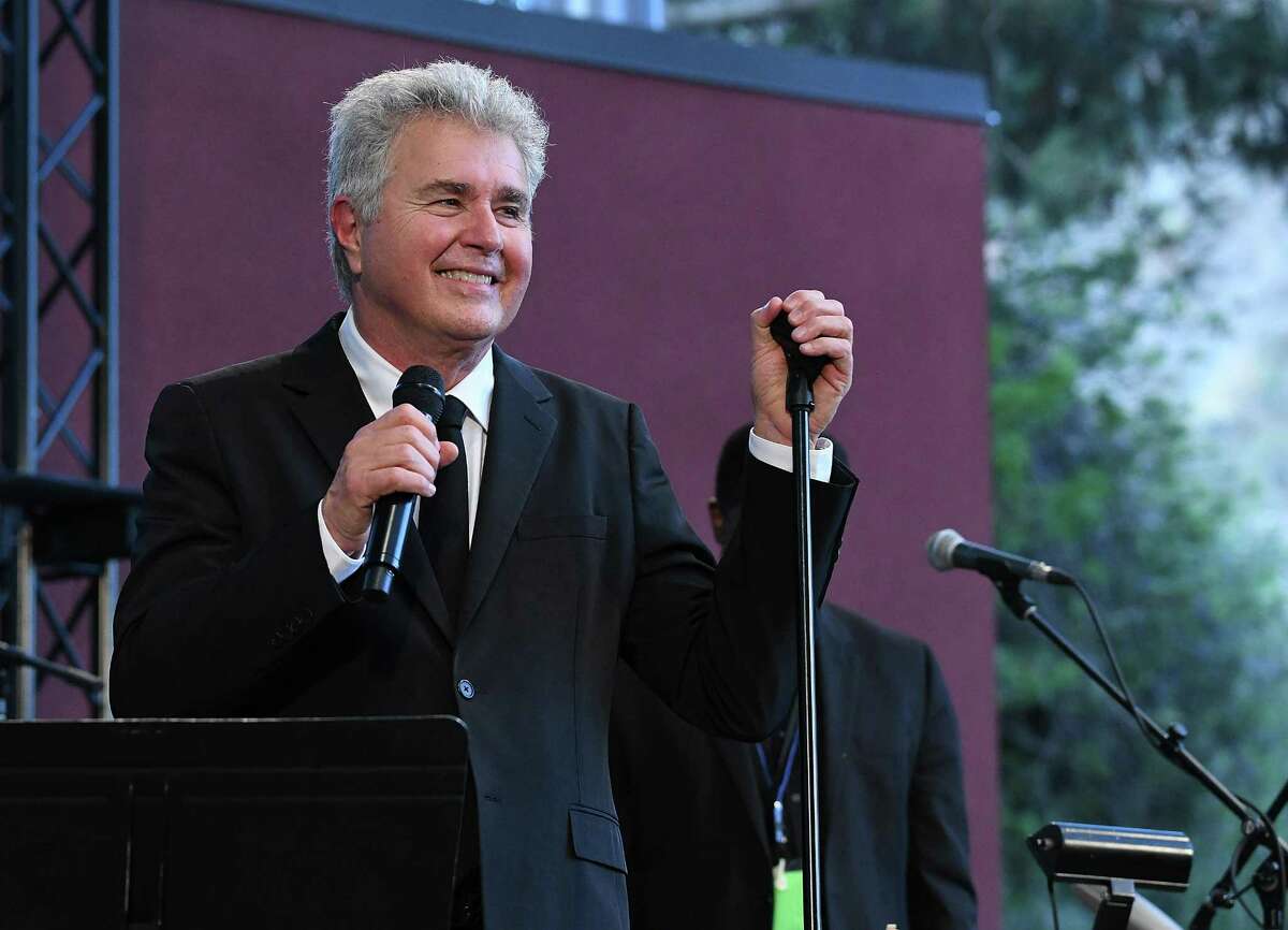 LAGUNA BEACH, CA - AUGUST 25: Steve Tyrell performs onstage at the Festival of Arts Celebrity Benefit Event on August 25, 2018 in Laguna Beach, California. (Photo by Michael Kovac/Getty Images for Festival of Arts)
