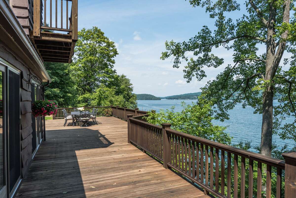 Enchanting Candlewood Lake oasis in New Fairfield