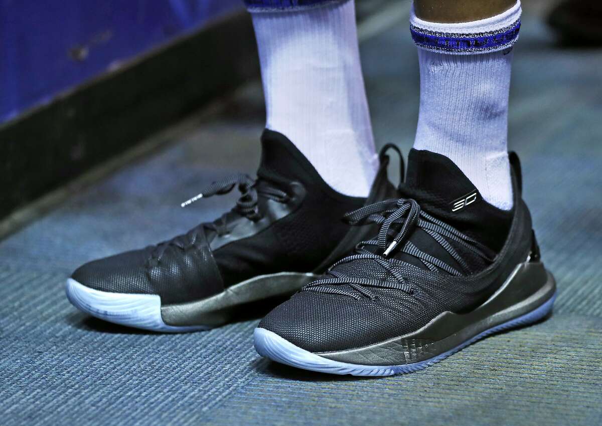 steph curry wearing curry 5
