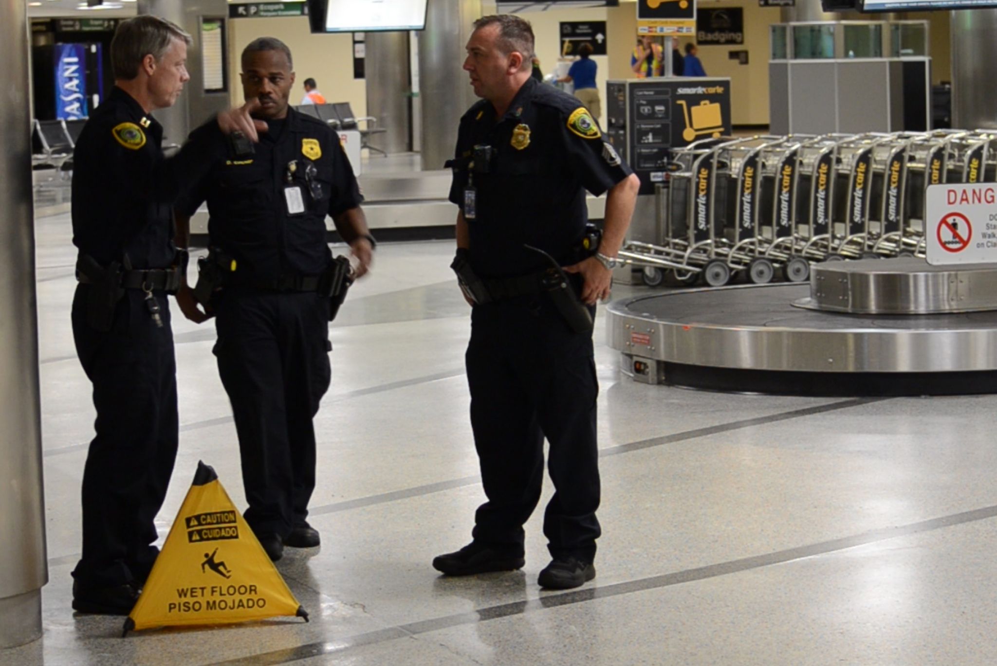 Houston police officer mistakenly fires AR-15 at Hobby Airport baggage claim - Houston ...2048 x 1369