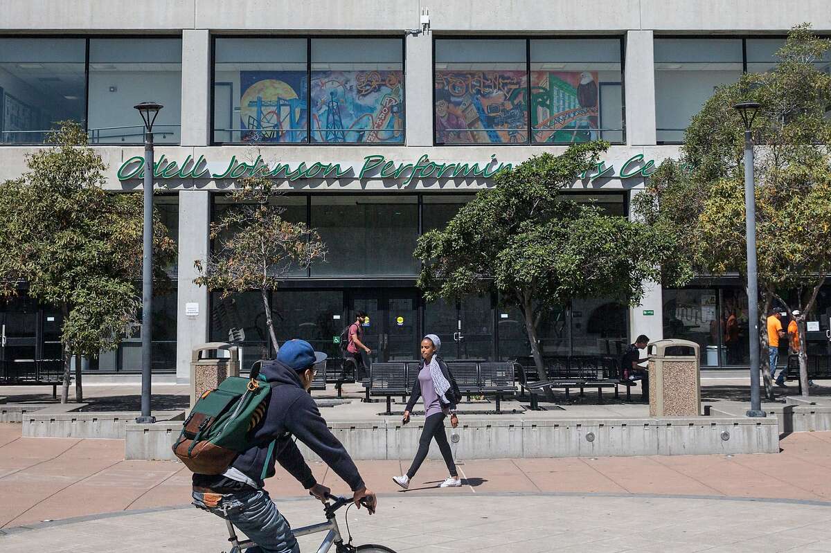 Students move through campus at Laney College in Oakland in 2018. The Peralta Community College District’s board has approved a new security arrangement that replaces armed sheriff’s deputies.