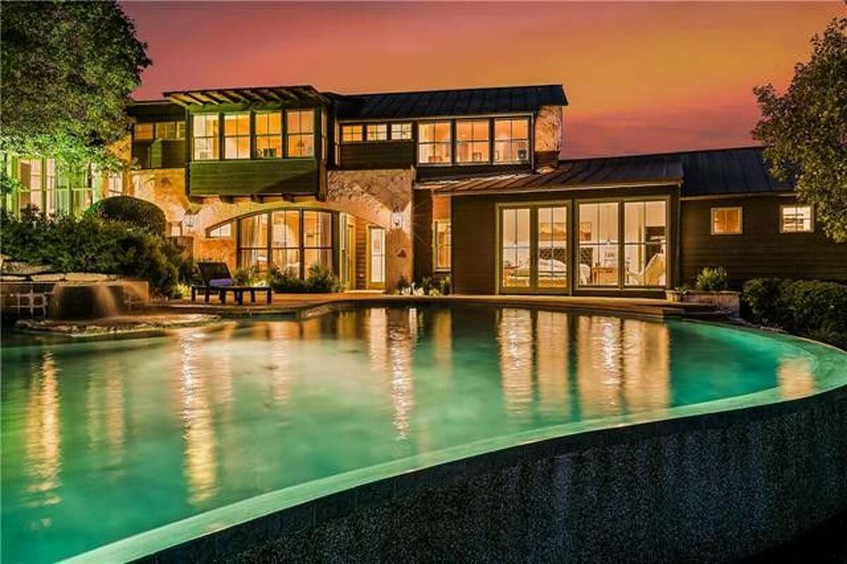 Retired tennis player, Andy Roddick and actress Brooklyn Decker listed their luxurious 15-acre Austin mansion.