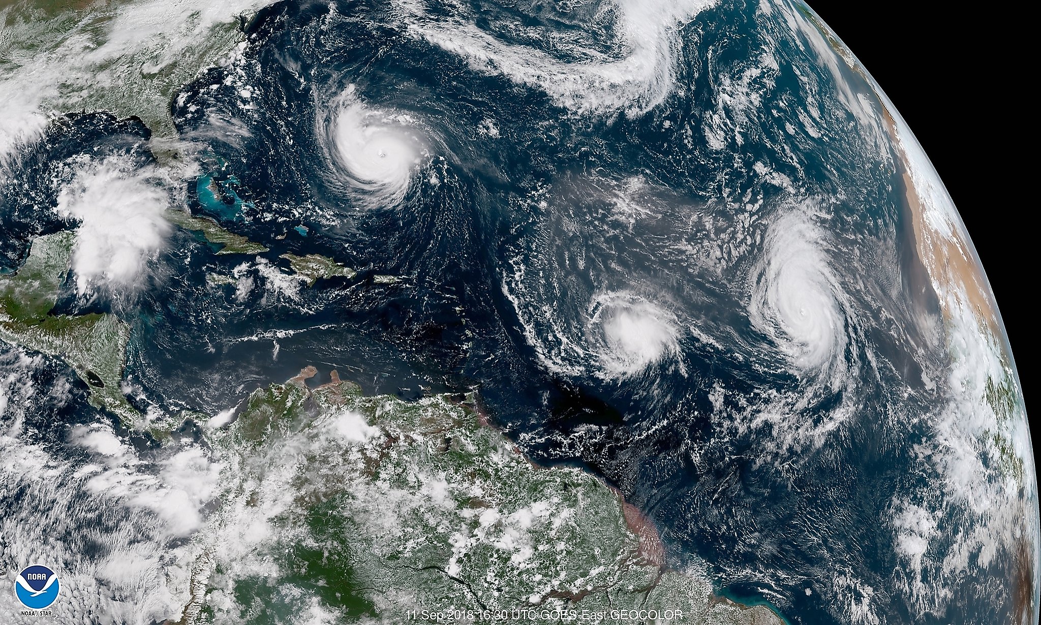 Какая самая сильная земля. Ураган Катрина 2005 со спутника. Ураган Флоренс. Ураган Катрина Спутник. Ураган Тайфун.