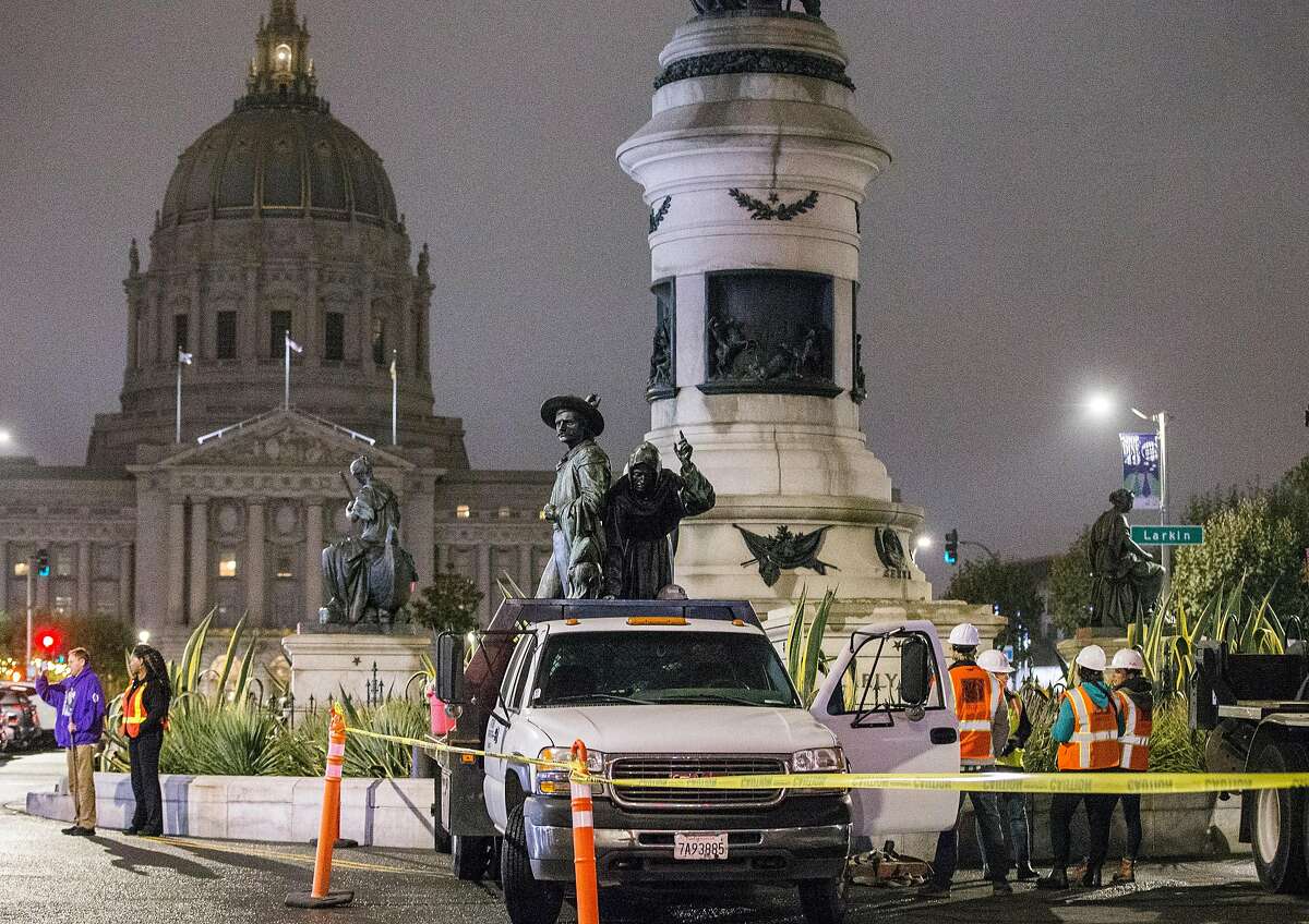 2018年9月14日星期五，工人们将有争议的“早期”雕像放在卡车上，这是构成先锋纪念碑的五座雕像之一，从旧金山的市政中心广场搬走后。