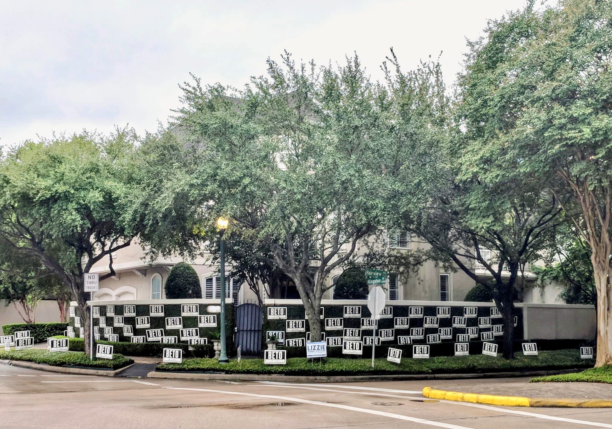 Beto O'Rourke supporter teams up with Houston homeowner to confront sign thieves in a creative way