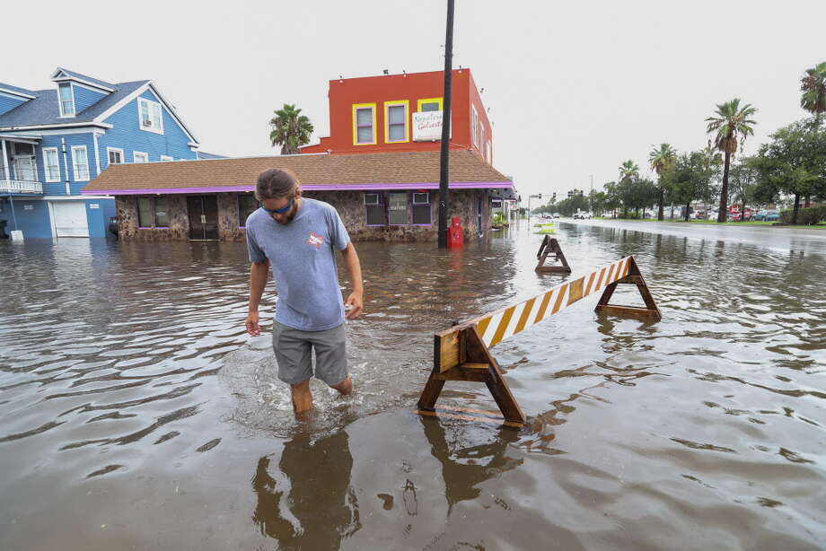 storm floods galveston in