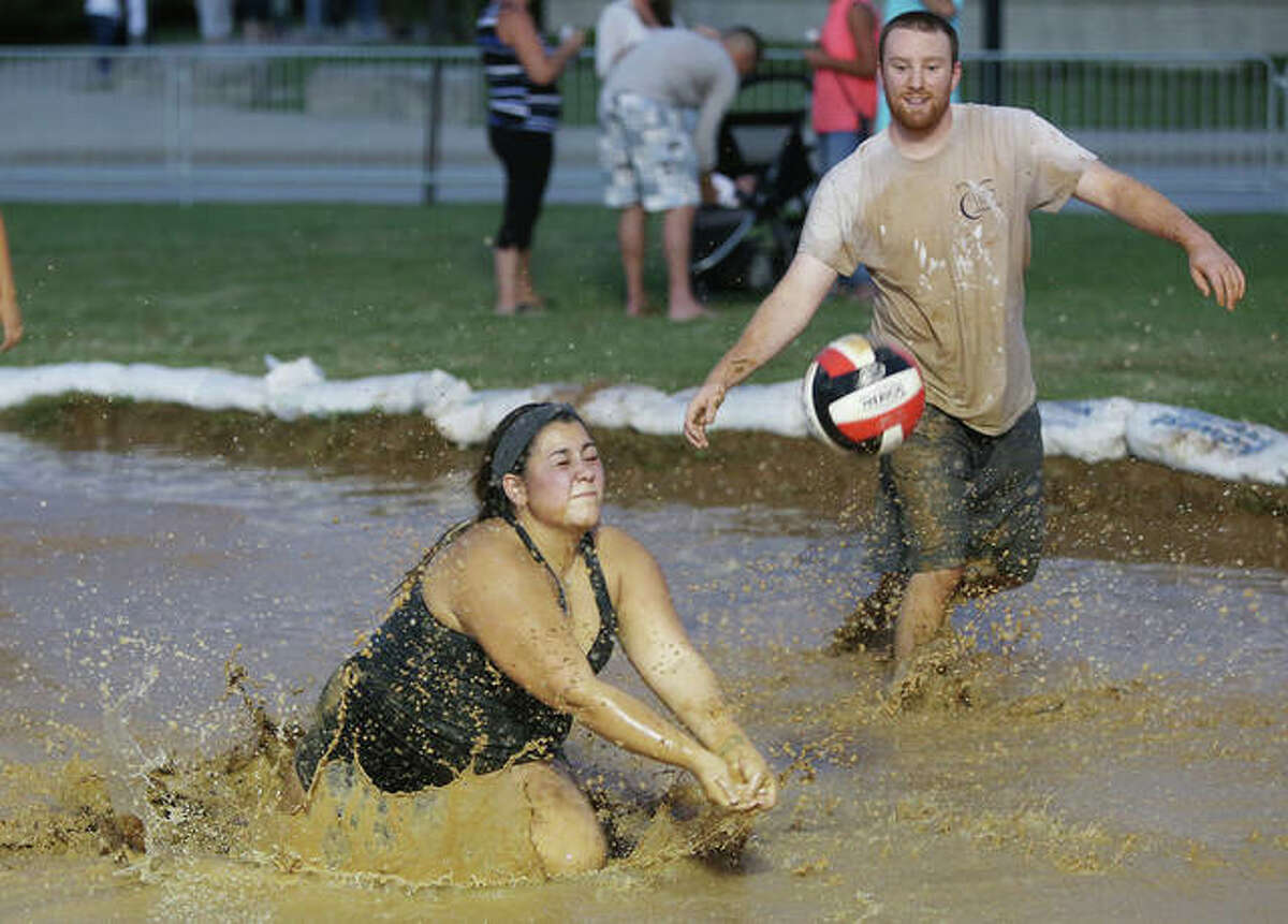 Photos Friday Nights Mud Volleyball Tournament At The Alton Expo