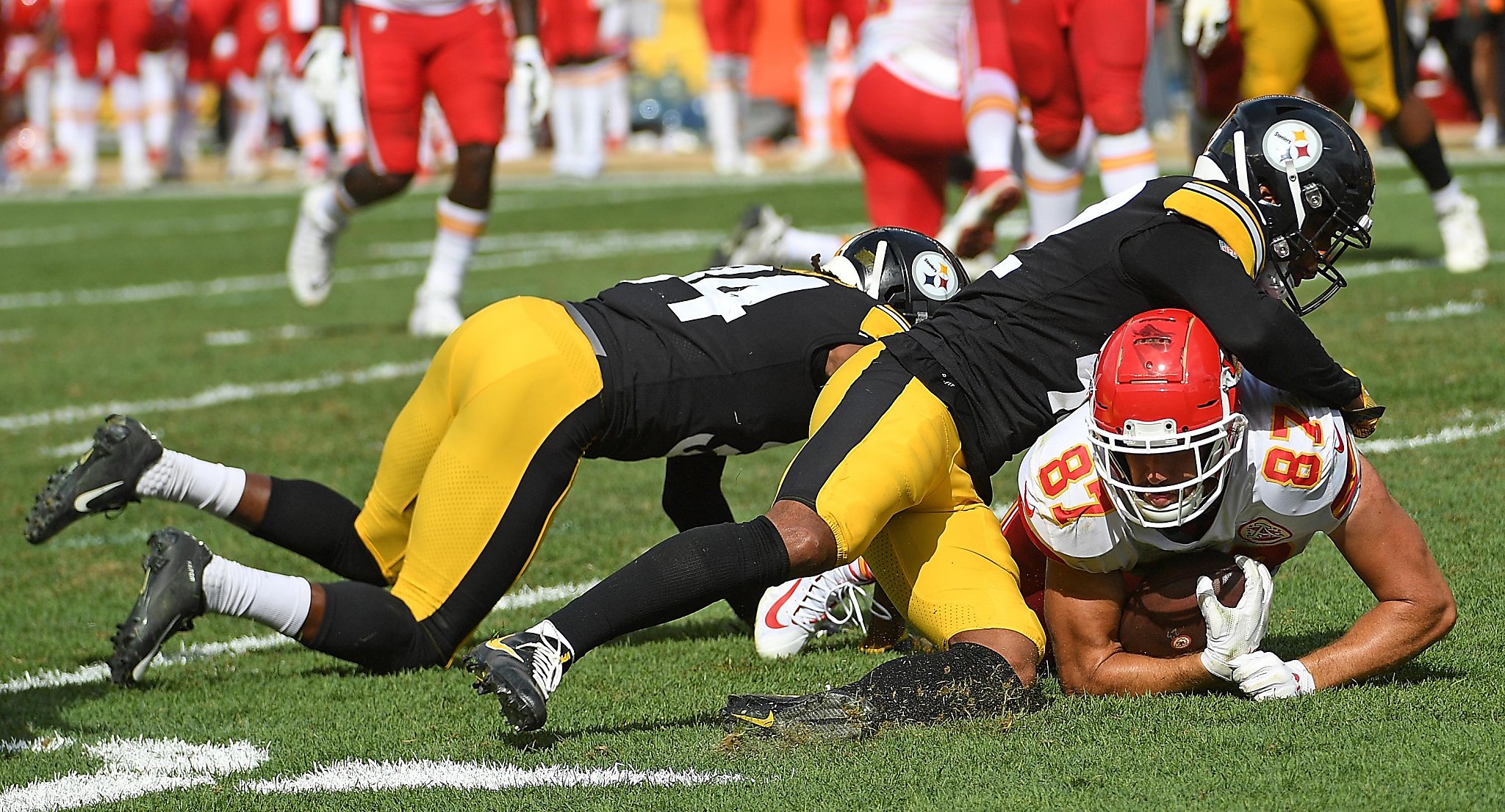 PICTURES: Mahomes throws 6 TDs, Chiefs hold off Steelers