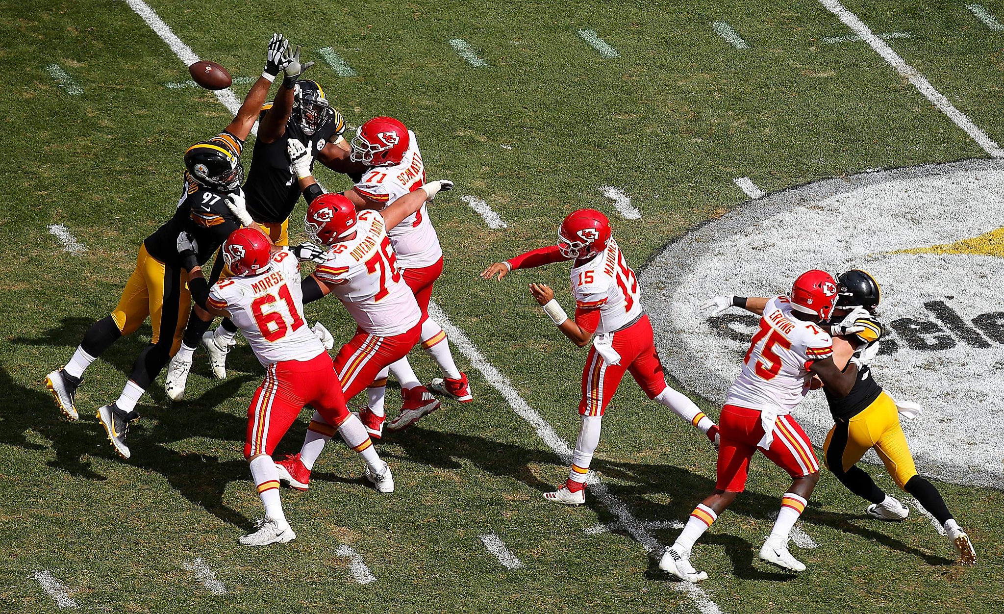 Mahomes throws 6 TDs, Chiefs hold off Steelers 42-37