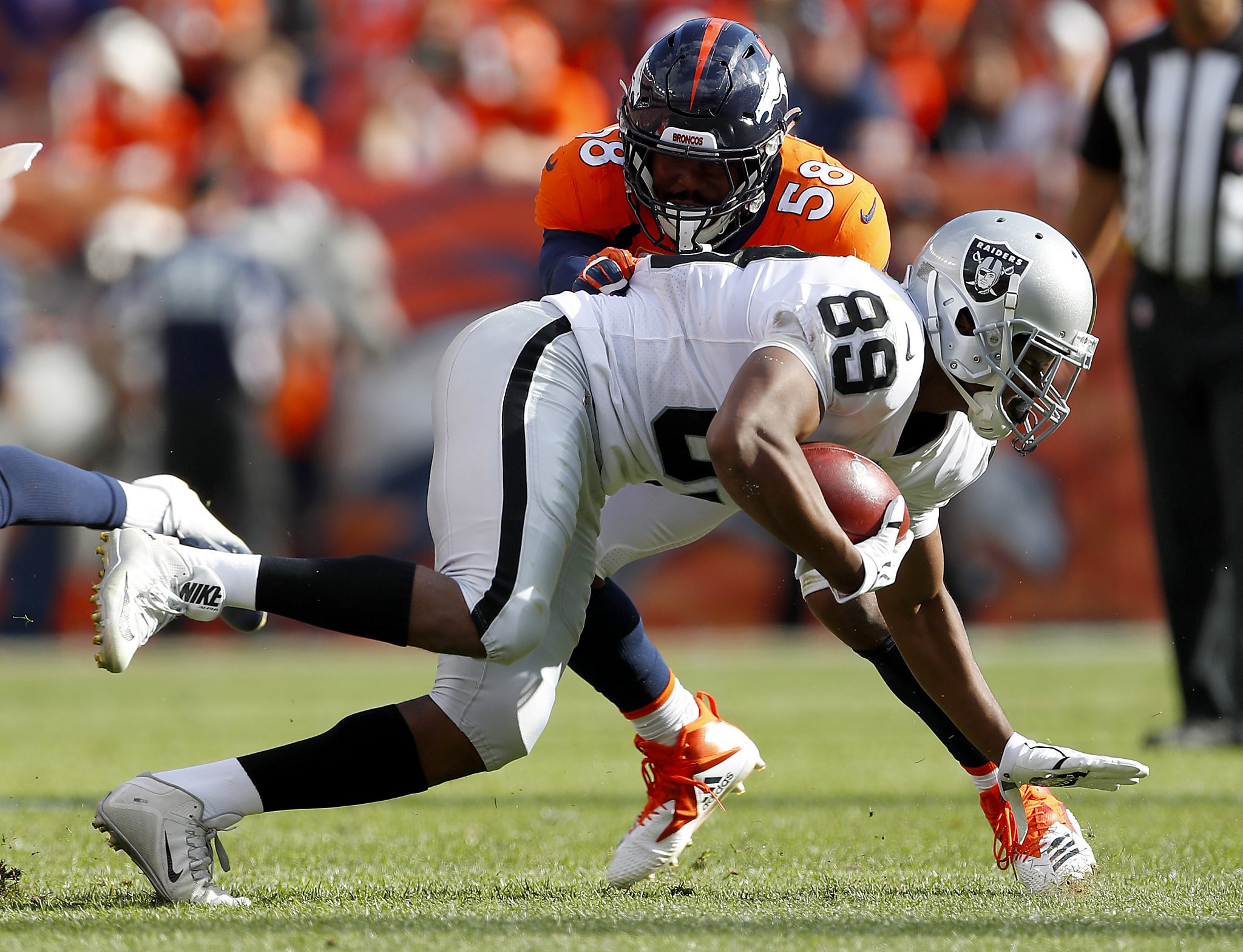 Oakland Raiders wide receiver Amari Cooper (89) warms up before an