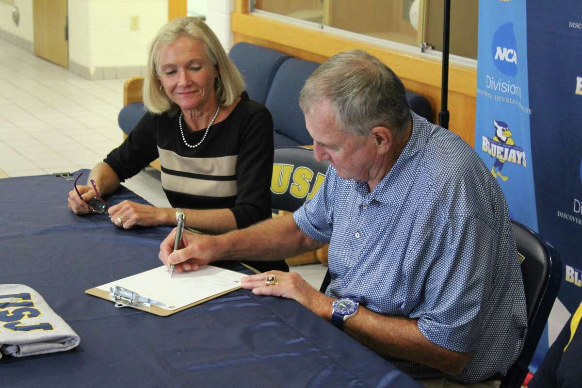St. Joseph president Rhona Free and new basketball coach Jim Calhoun, who signed his coaching contract Tuesday.
