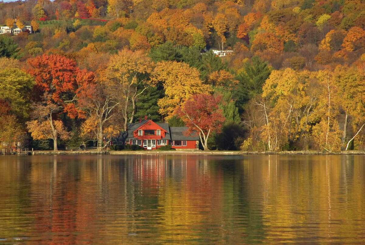 October 3-8 Peak foliage areas: Litchfield, Storrs, WoodstockWhere to leaf peep: Mount Tom State Park, Litchfield UConn Storrs campus