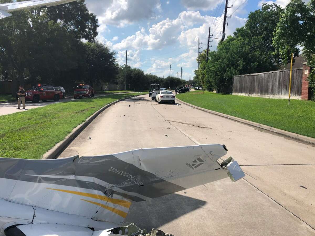 One injured after DEA plane crashes in west Houston near Sugar Land