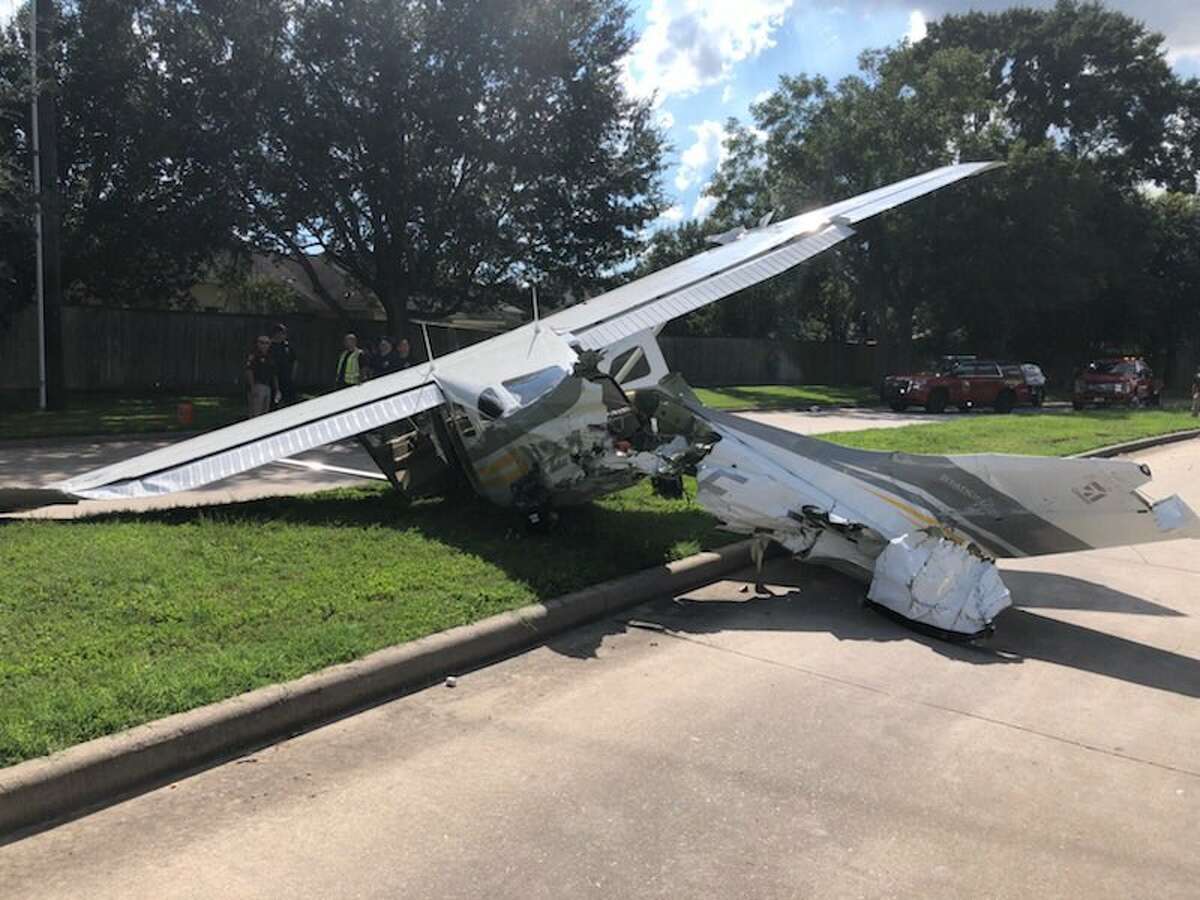 One injured after DEA plane crashes in west Houston near Sugar Land