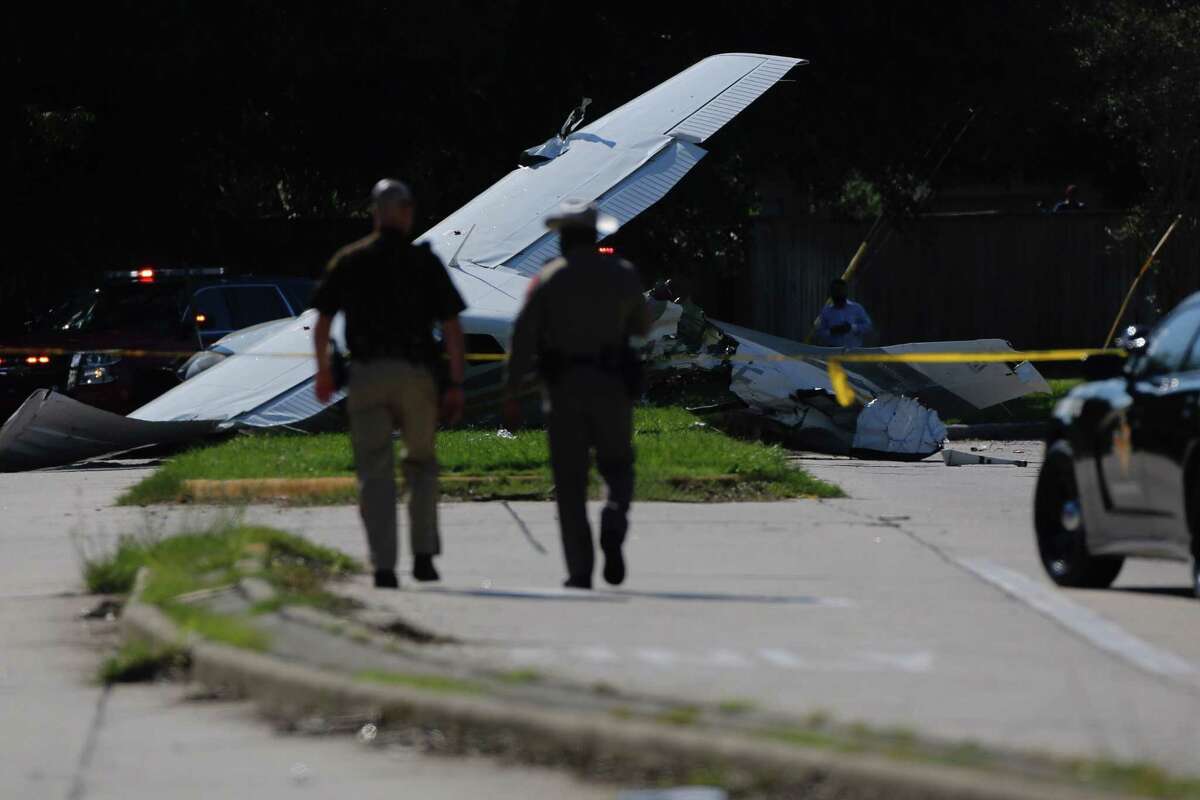One injured after DEA plane crashes in west Houston near Sugar Land