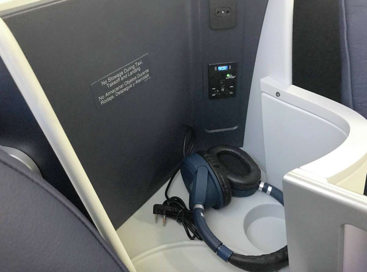 Copa Airlines unveils new 737 with lie-flat seats [PHOTOS]