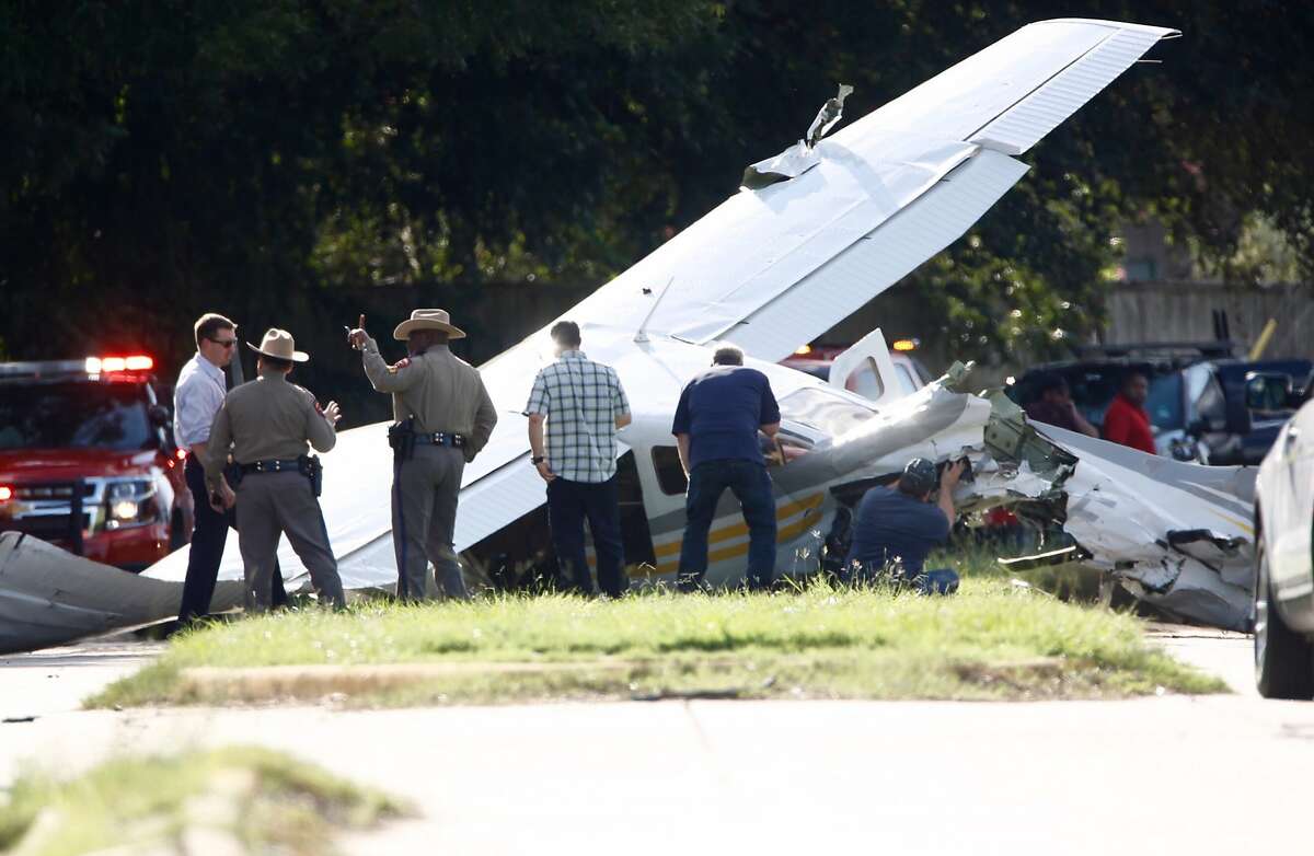 One injured after DEA plane crashes in west Houston near Sugar Land