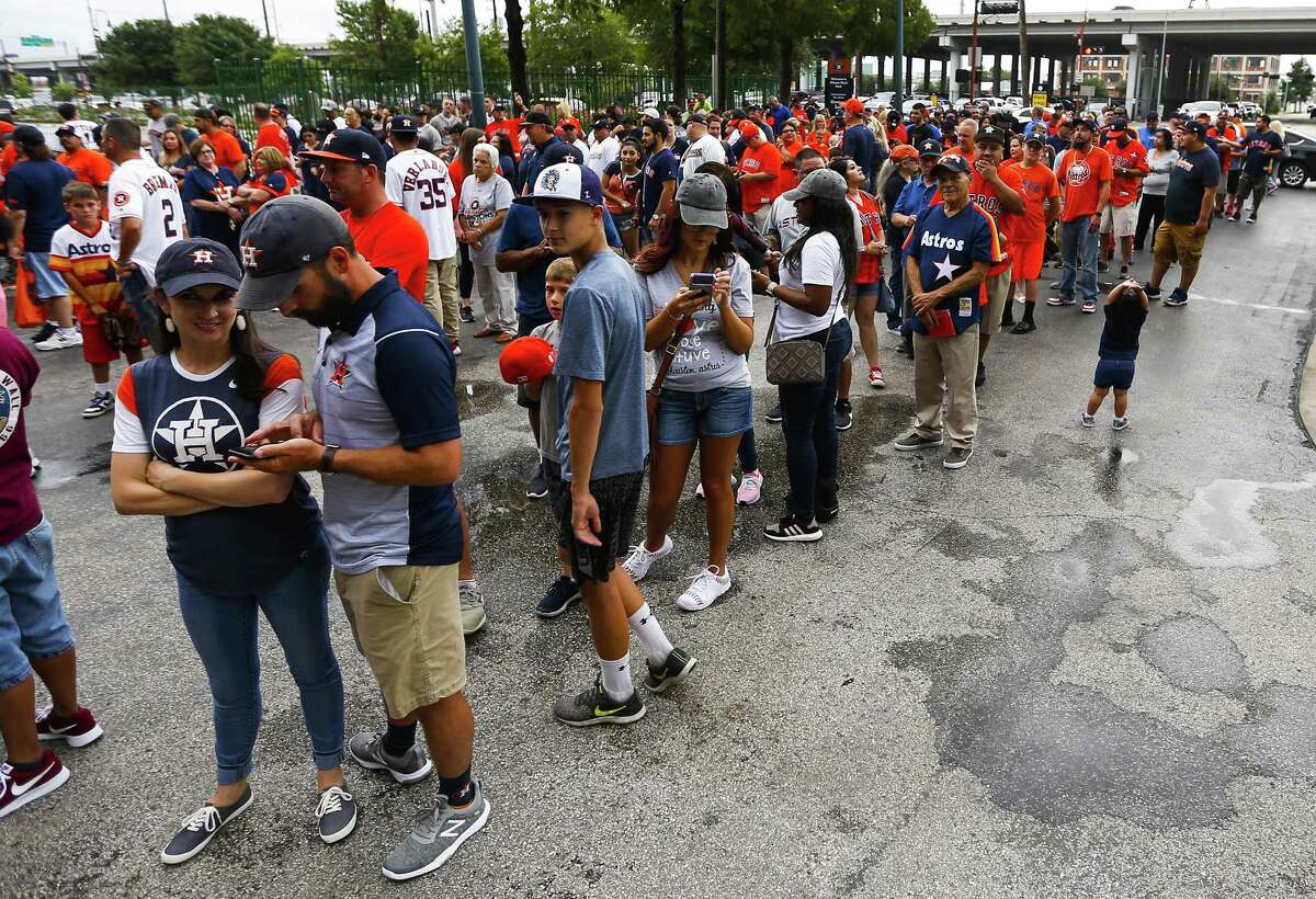 Astros fans receive World Series replica rings before game vs. A's