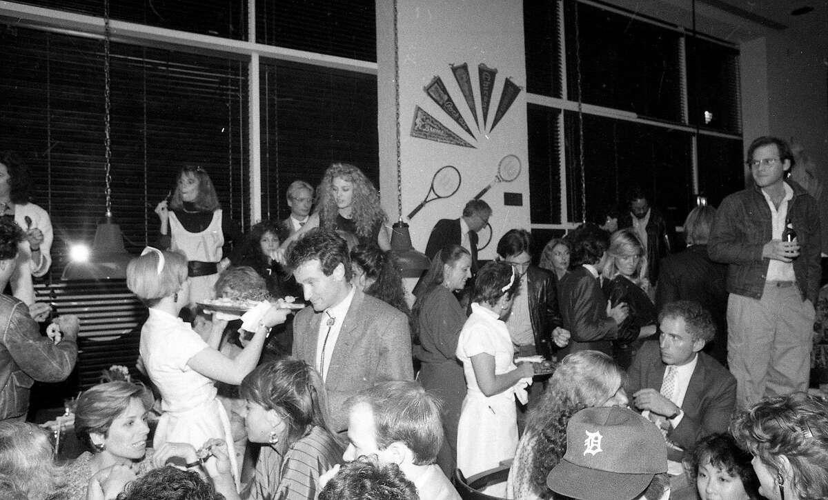 2018年9月25日:1984年，罗宾·威廉姆斯在硬石咖啡馆开业时混入人群。