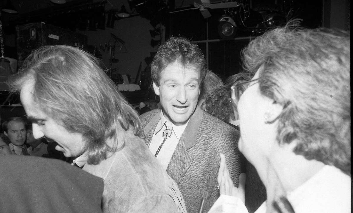 1984年9月24日:1984年，罗宾·威廉姆斯在硬石咖啡馆开业的人群中。