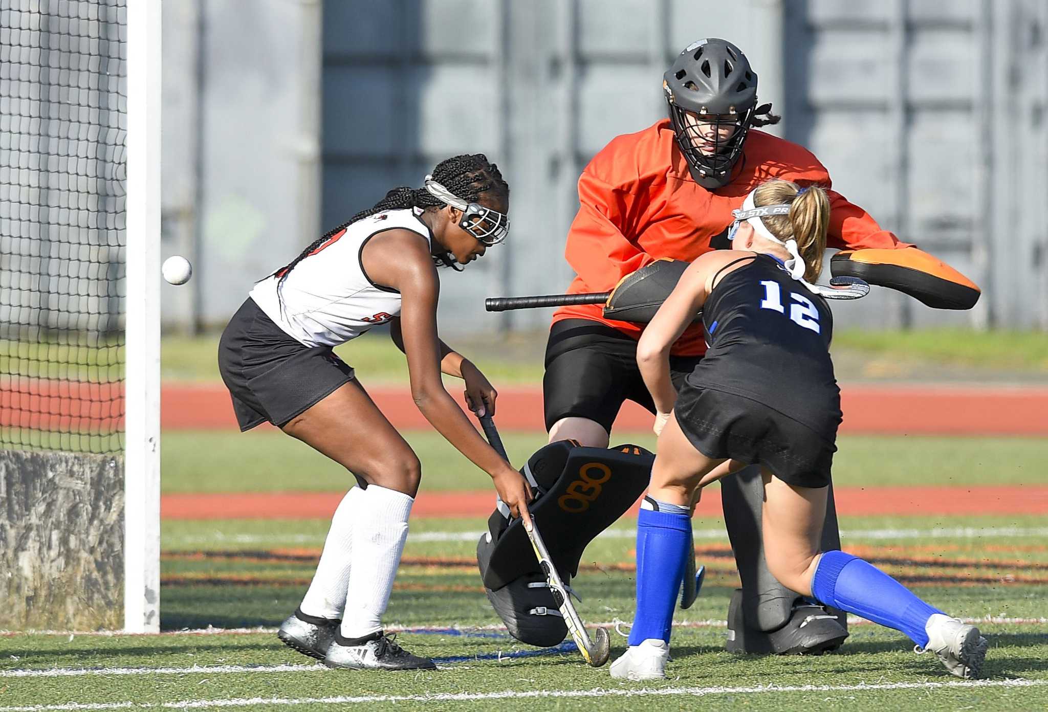 Darien field hockey tops Stamford