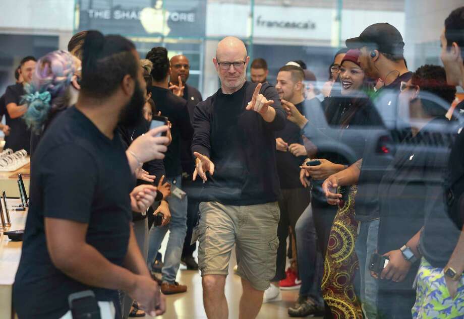   Highland Village opens Apple Store staff meeting for its doors for customers to buy new products in Houston on Friday, 21 September 2018. The latest products include the iPhone Xs, the iPhone Xs Max, the iPhone Xr and the Watch Series 4. Photo: Yi-Chin Lee, Staff Photographer / © 2018 Houston Chronicle 