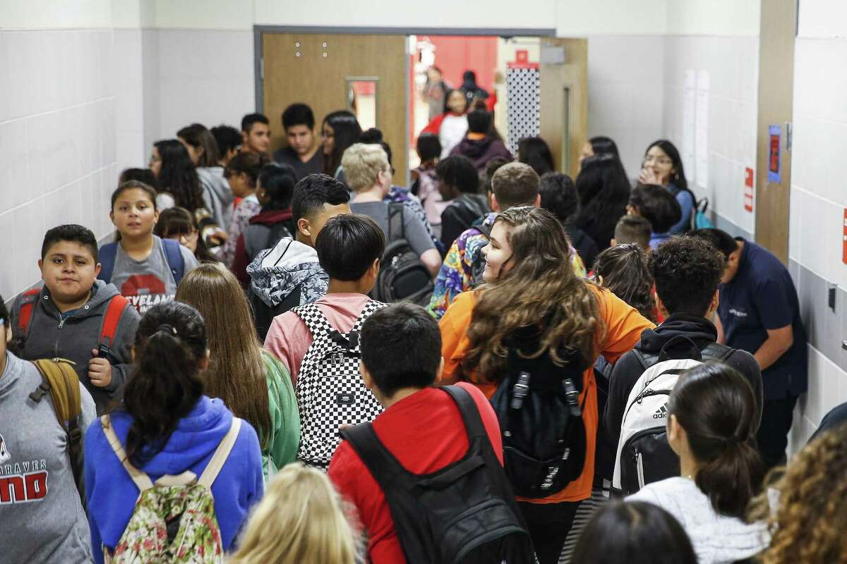 Cleveland Middle School students fill the hallway after lunch Monday Sept. 17, 2018 in Cleveland. Enrollment at Cleveland ISD has nearly doubled since 2014 from 3,800 to 6,500 students, straining the district and schools.