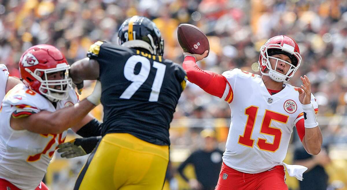 PICTURES: Mahomes throws 6 TDs, Chiefs hold off Steelers