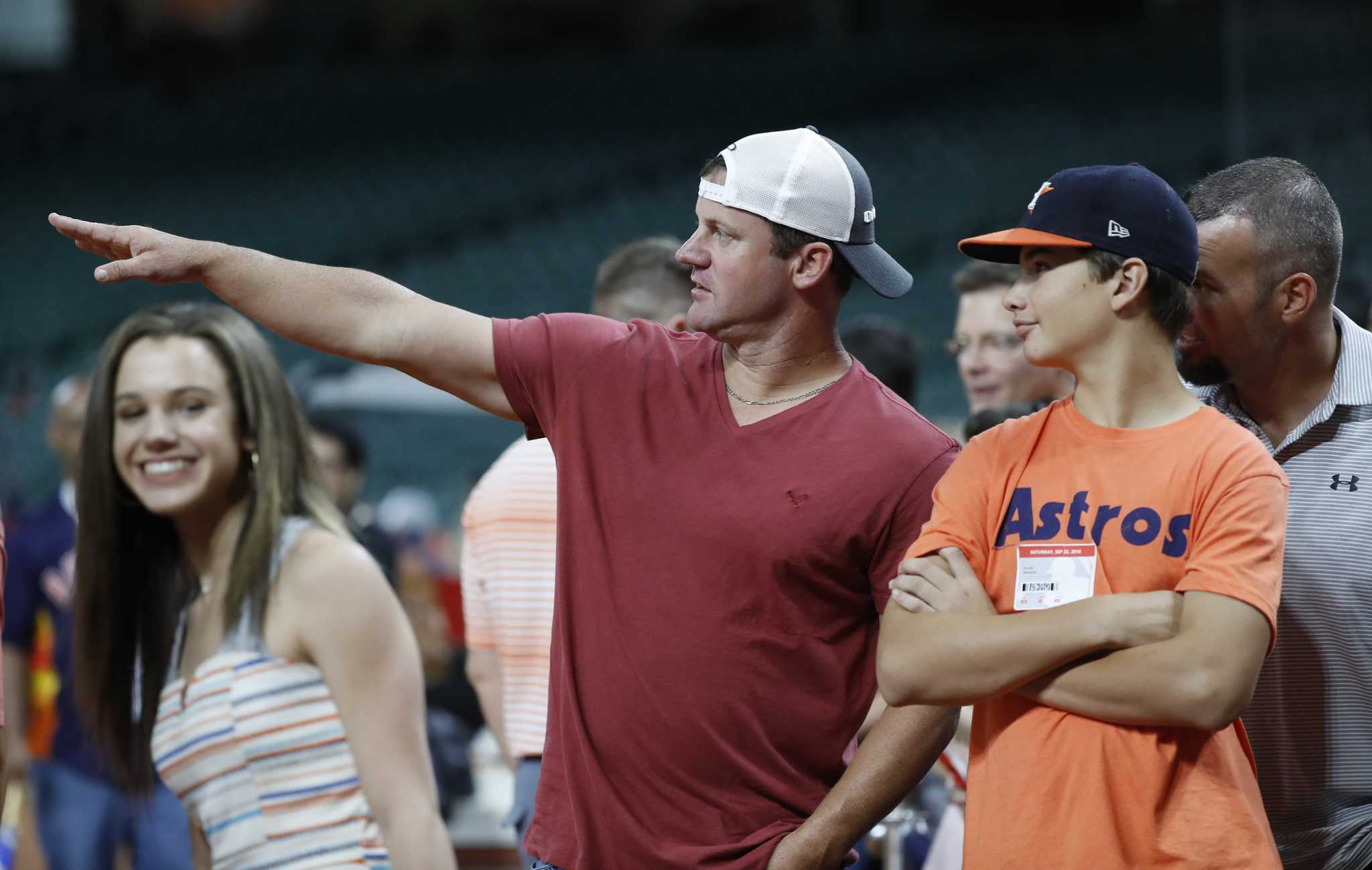 Astros' legend Roy Oswalt tosses first pitch at ALCS Game 2