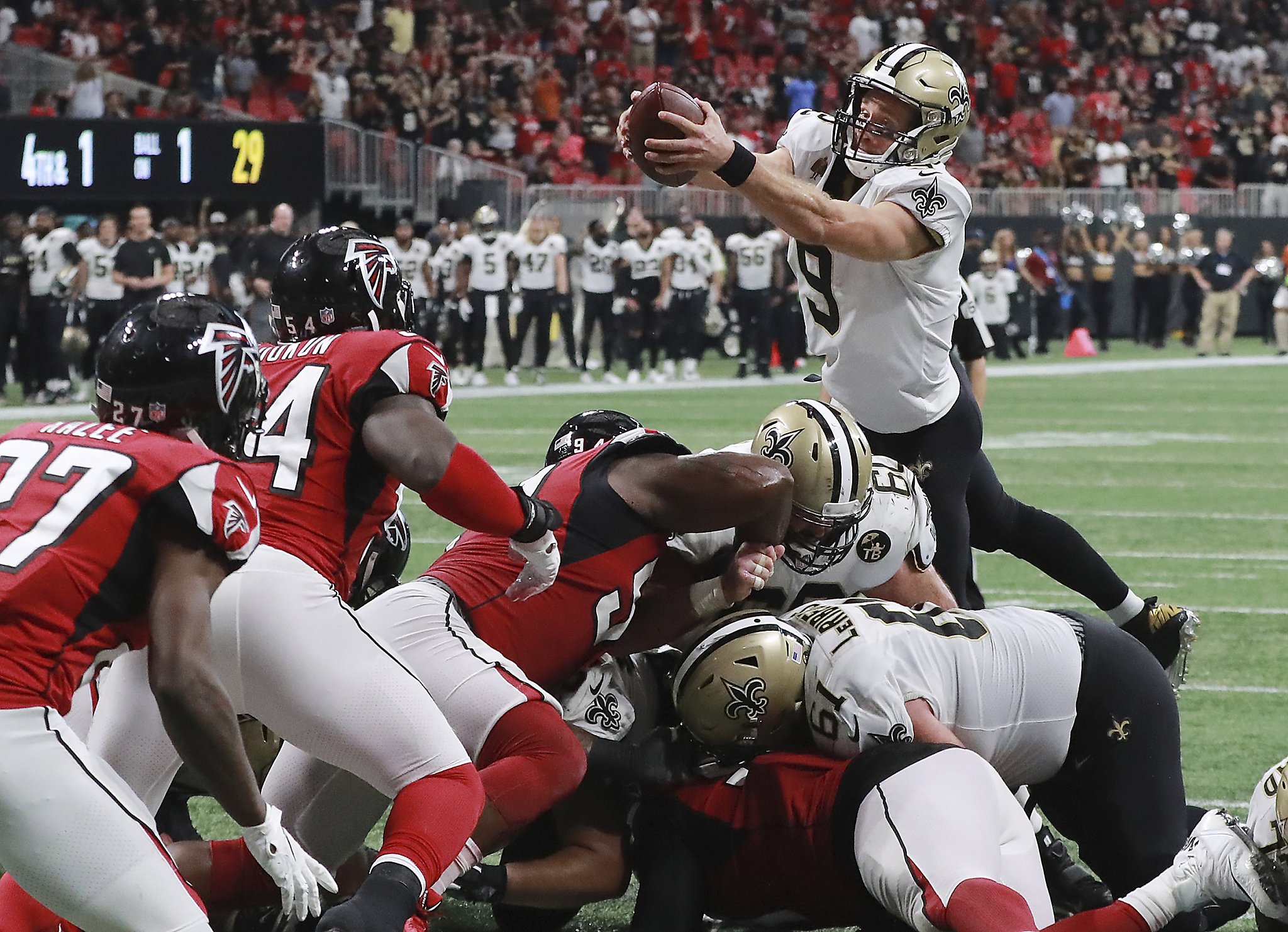 Drew Brees and the Saints toast a win over the Falcons with turkey legs 