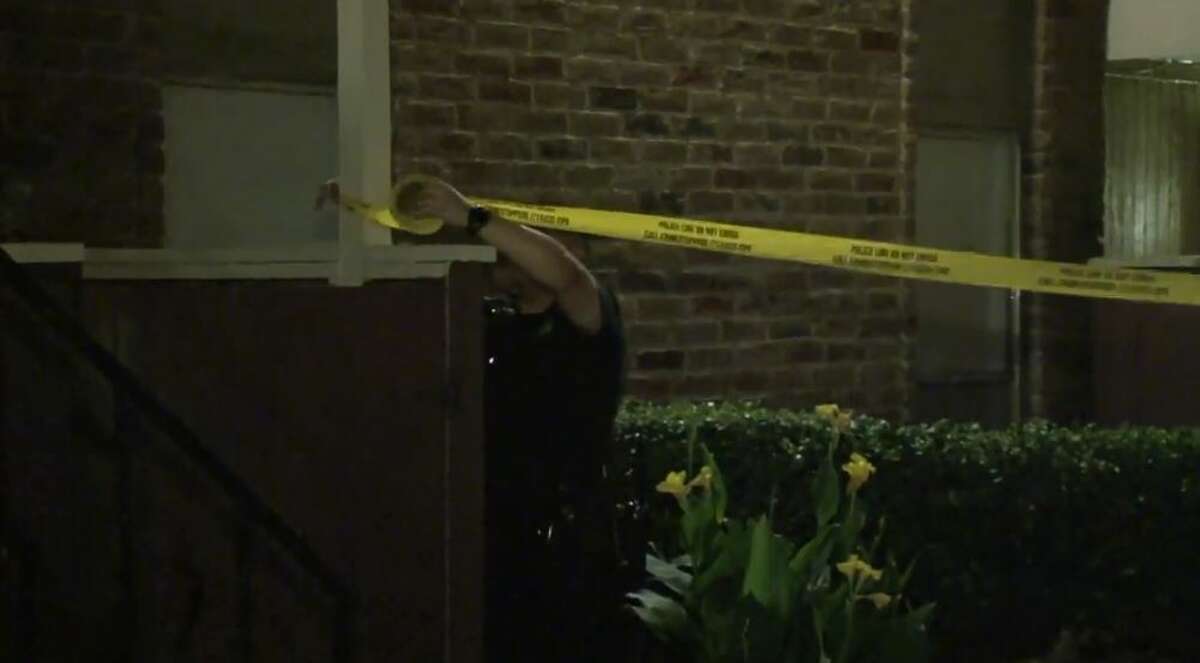 Offduty security guard dies in shooting at SW Houston apartments