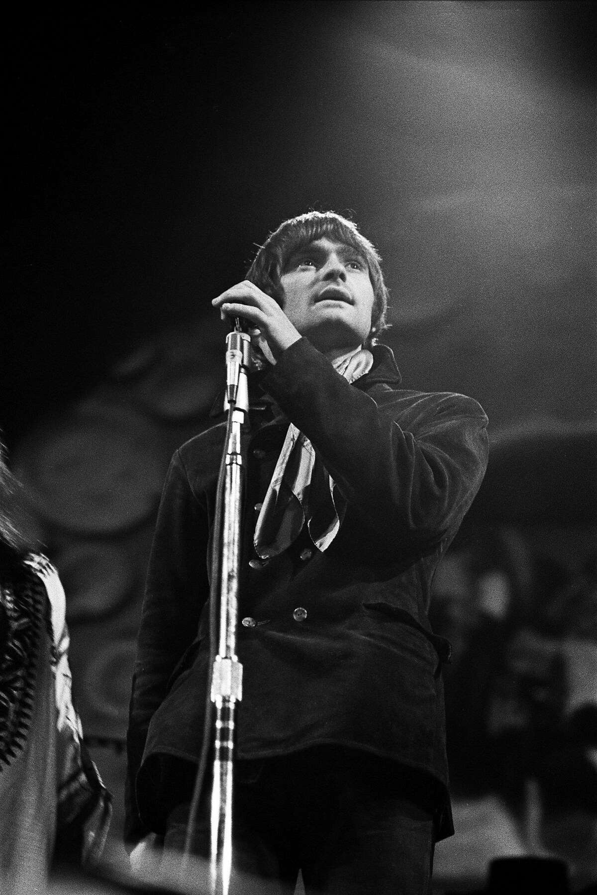 1967年6月17日，在加利福尼亚州蒙特雷，杰斐逊飞机乐队的马蒂·巴林在蒙特雷流行音乐节的舞台上表演。(图片来源:Michael Ochs Archives/Getty Images)