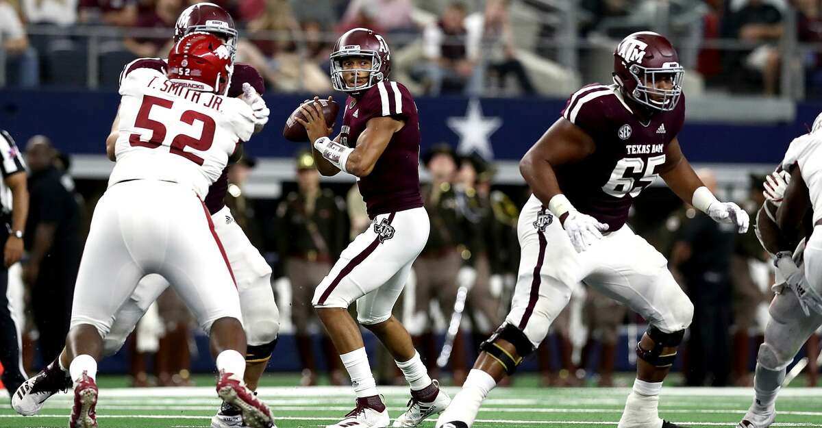 ARLINGTON, TX - SEPTEMBER 29: Kellen Mond #11 of the Texas A&M Aggies throws against the Arkansas Razorbacks during Southwest Classic at AT&T Stadium on September 29, 2018 in Arlington, Texas. (Photo by Ronald Martinez/Getty Images)
