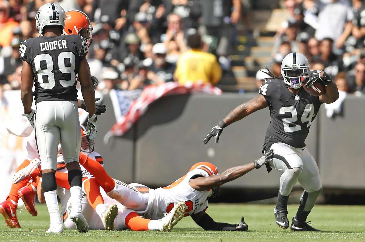 Raiders' Marshawn Lynch, running strong at 32, faces former team in England