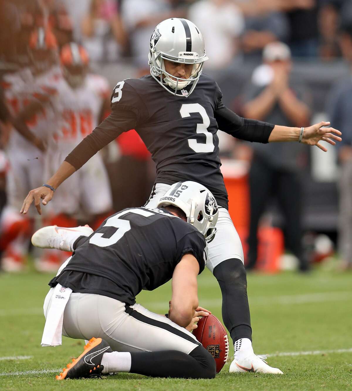 Cleveland weather leads to Raiders' botched field goal attempt vs. Browns