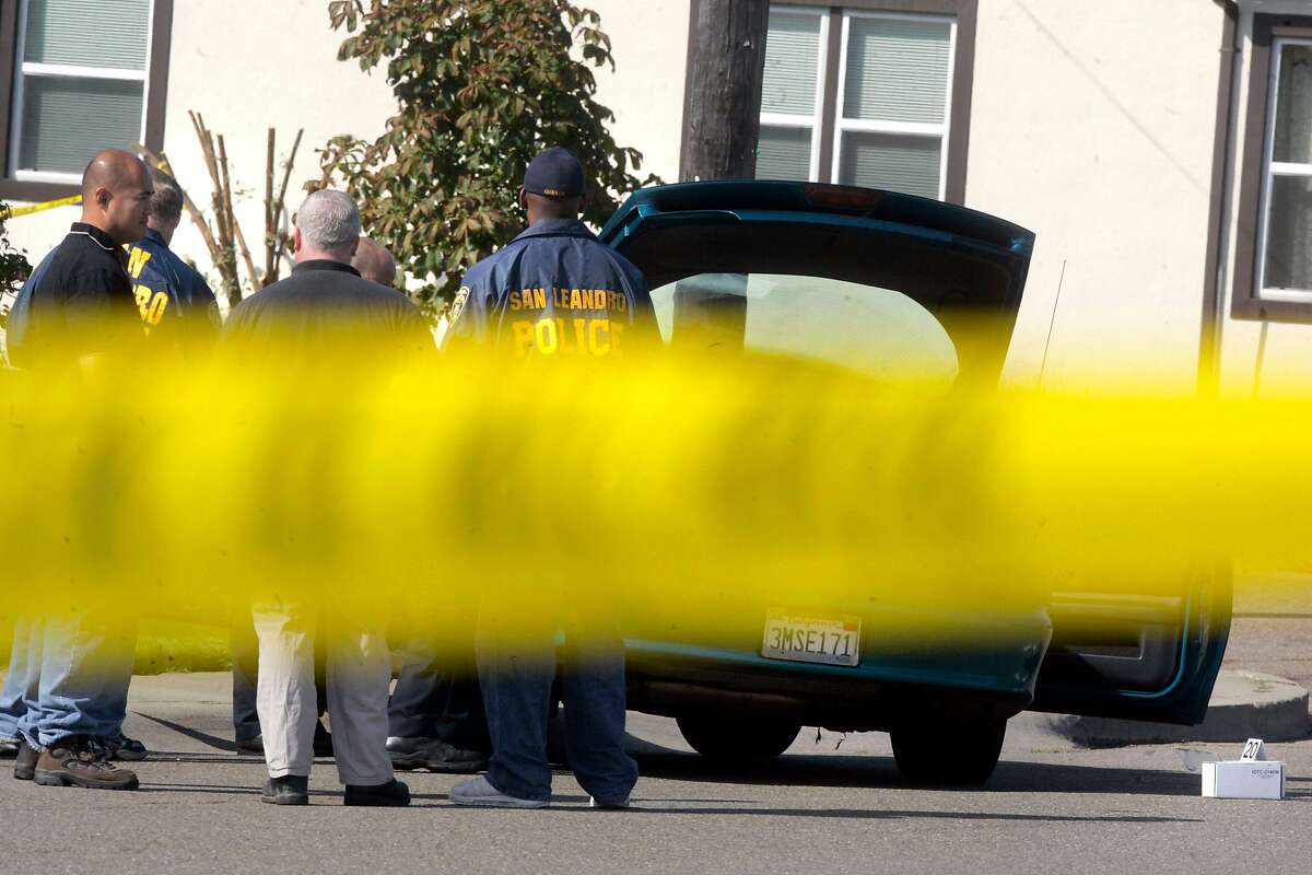第137大道和威克街附近的圣莱安德罗发生明显的谋杀-自杀事件。从犯罪现场录像中可以看到，照片中的汽车显然就是枪击案发生的地方。图片来源:Mark Costantini/San Francisco Chronicle