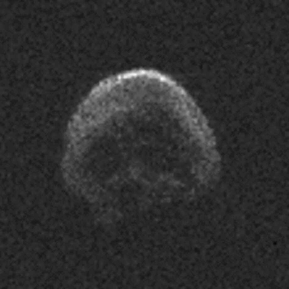 The Halloween asteroid was discovered on October 10, 2015 by the Pan-STARRS-1 telescope (panoramic telescope and rapid response system) of the University of Hawaii at Haleakala, on the Island of Maui. This image seemed to reveal indentations giving the asteroid similar characteristics to those of the skull. Photo: NAIC-Arecibo / NSF