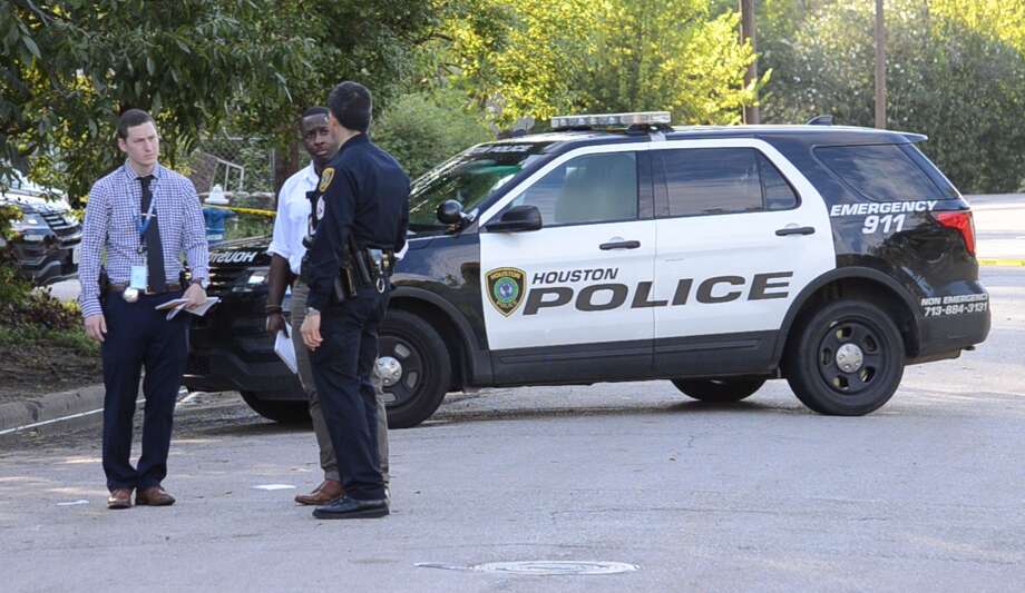 police: man shot during possible robbery in houstons third ward