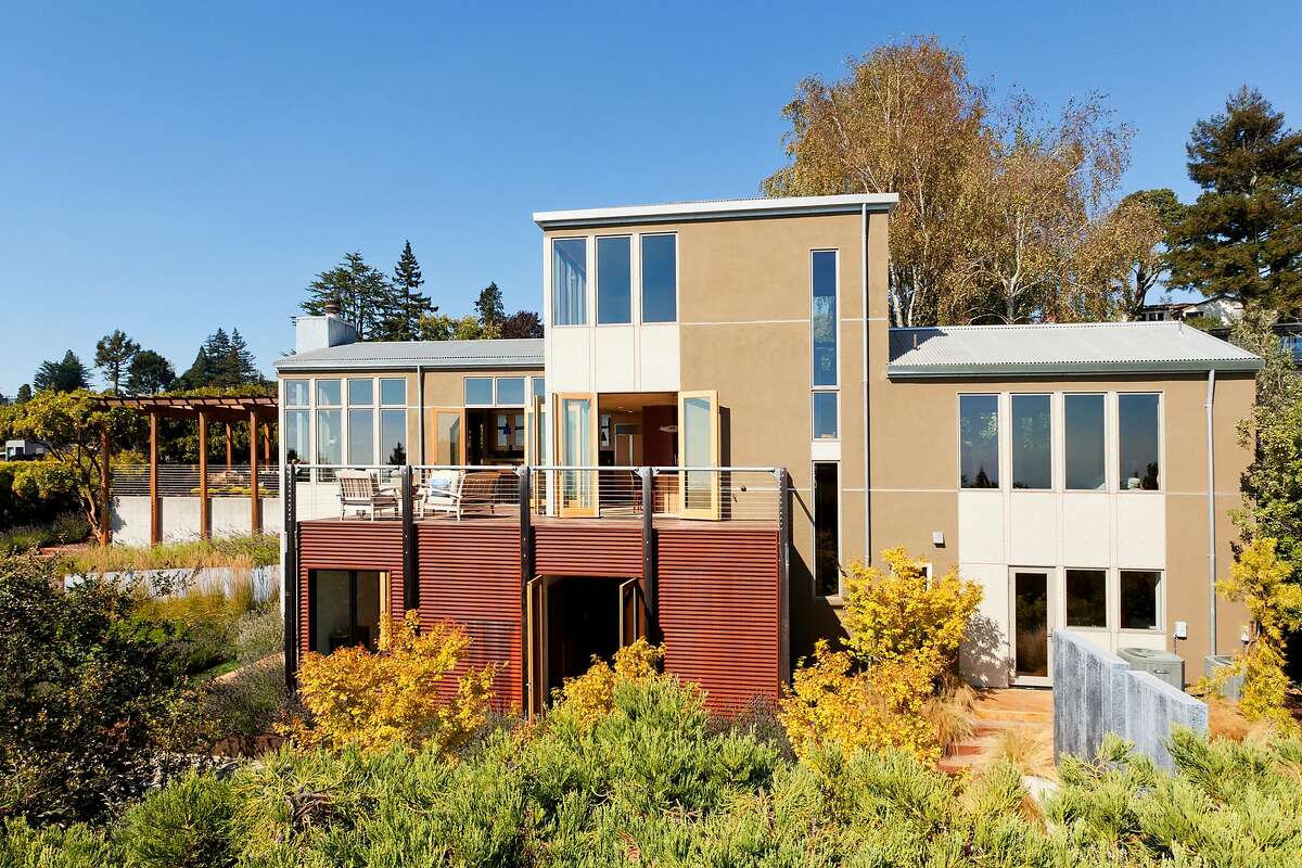 Architect David Stark Wilson of WA Designs updated and expanded the Berkeley home.�