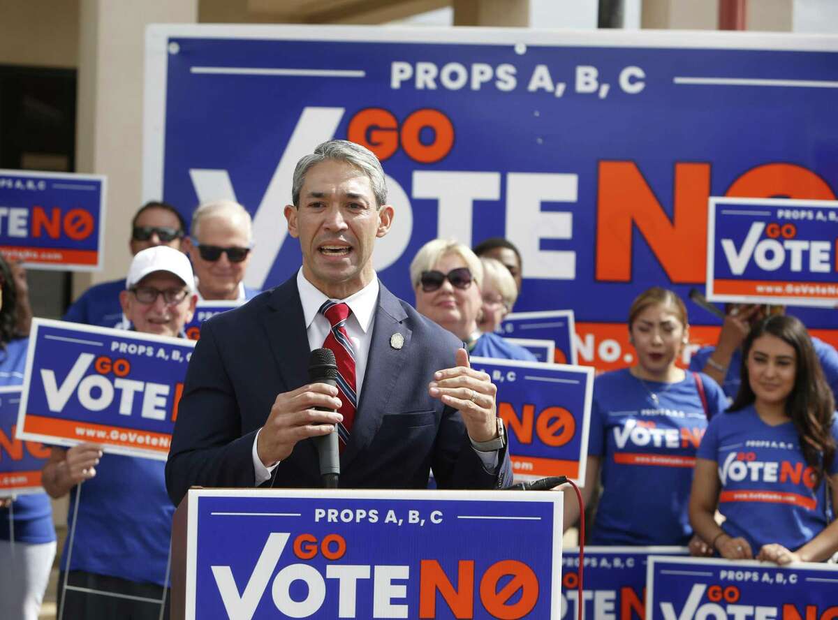 Mayor Ron Nirenberg thanks democrats for joining this movement to the opposition to the three proposed charter amendments on Tuesday, October 2, 2018.