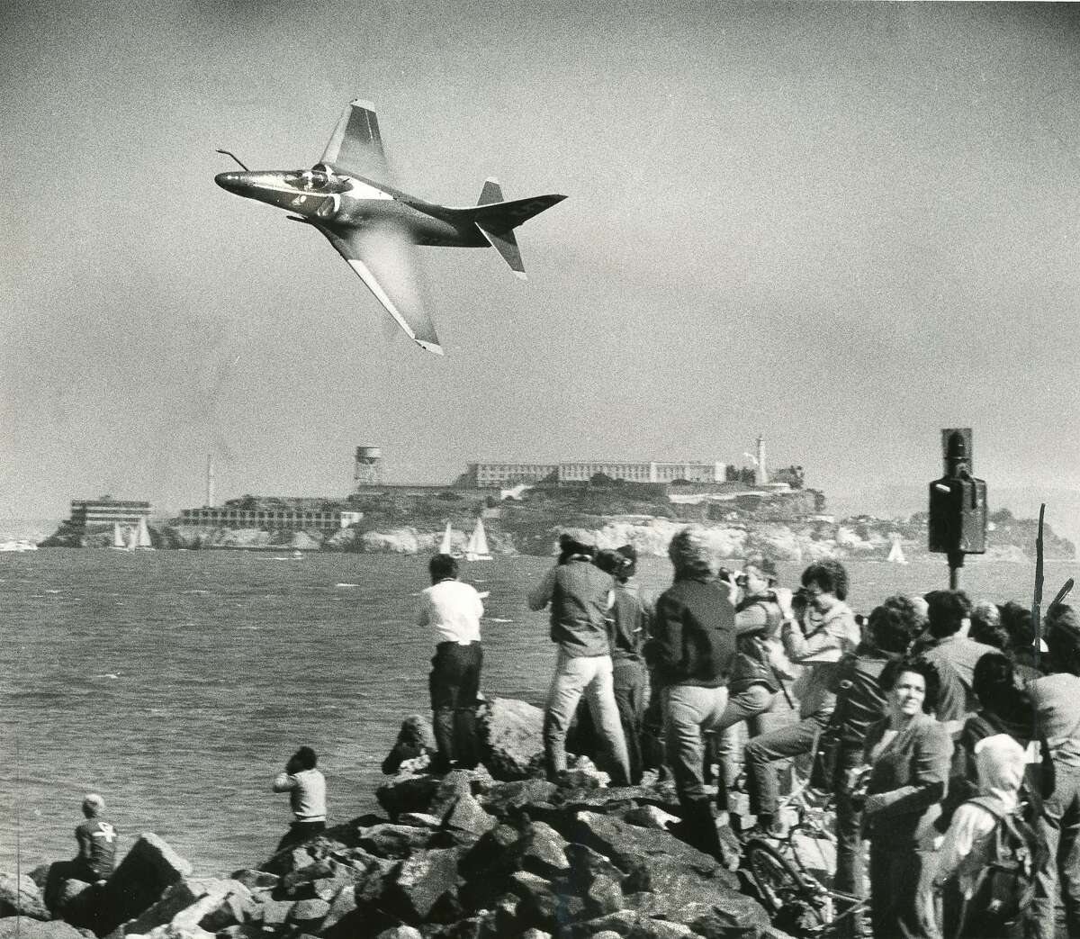1983年10月13日:蓝天使队在圣弗朗西斯游艇俱乐部的码头上飞过人群。