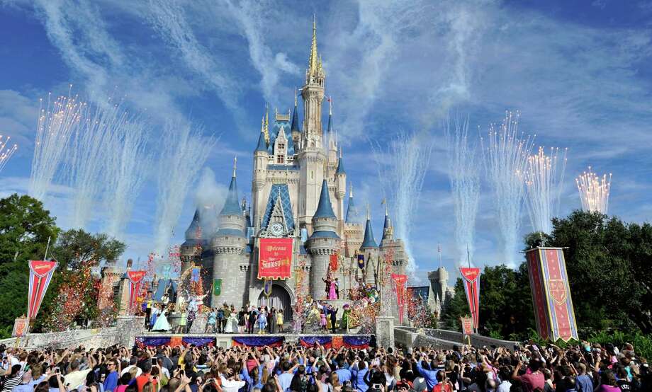 PHOTOS: The marriage proposal has gone badly According to the complaint filed at the end of September, Marc Rubin, 57, was at the park in July 2015 and planned to make a proposal to his girlfriend after the night parade in front of the house. Cinderella Castle. But an altercation with a Disney employee derailed this idea.
>>> See wedding proposal ideas that you can fly ...