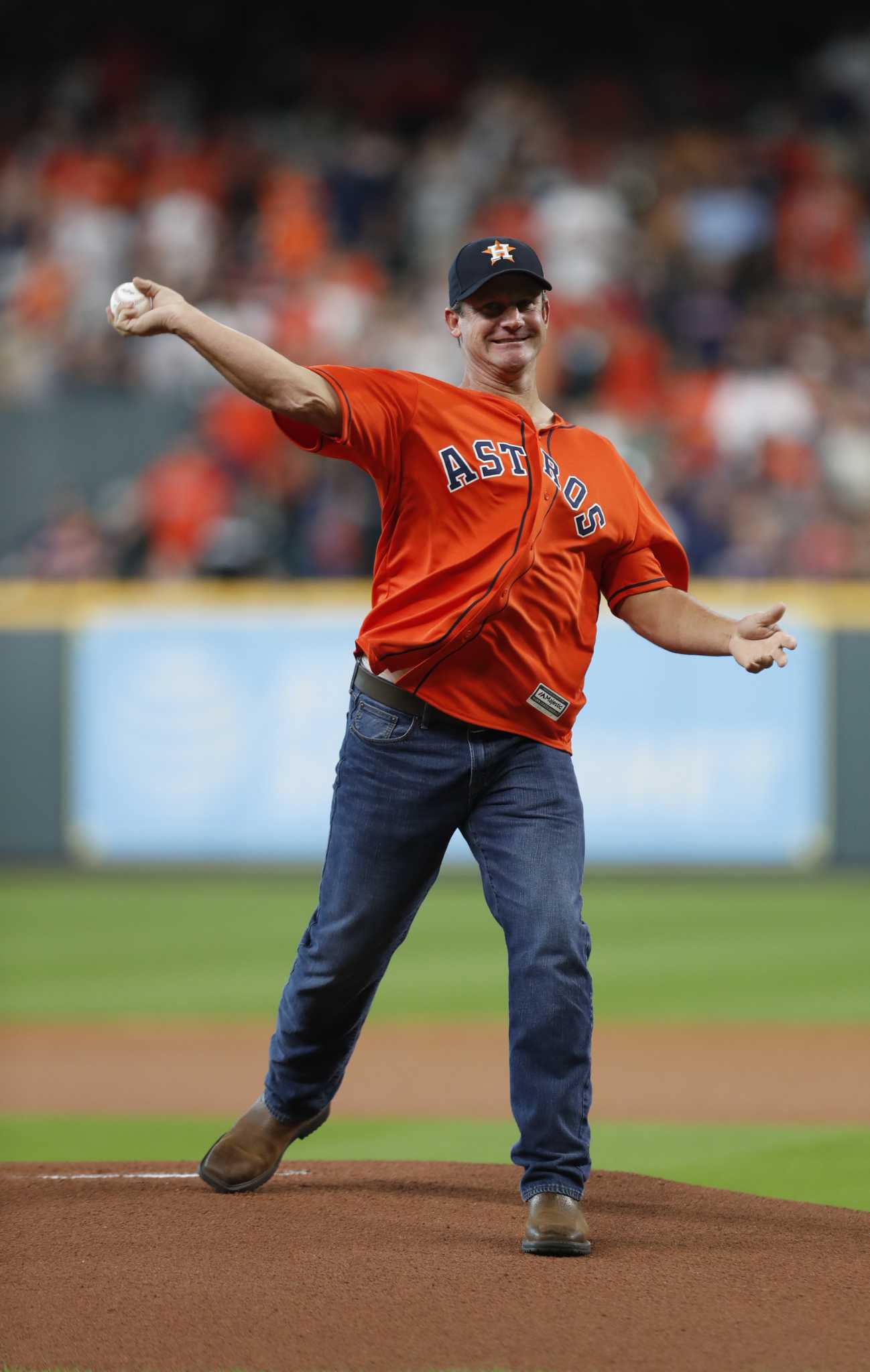 Roy Oswalt throws Astros' first pitch before ALCS Game 2