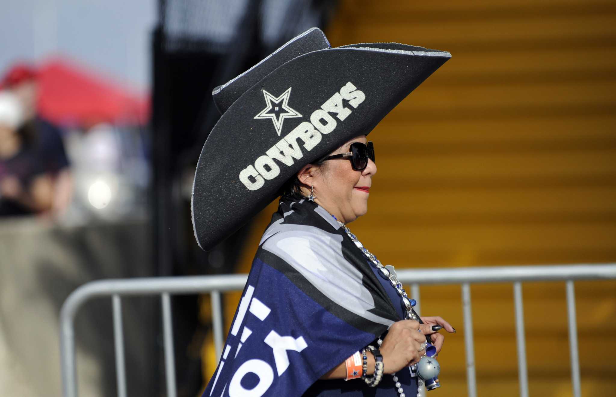 Texans, Cowboys fans party together at NRG Stadium tailgate